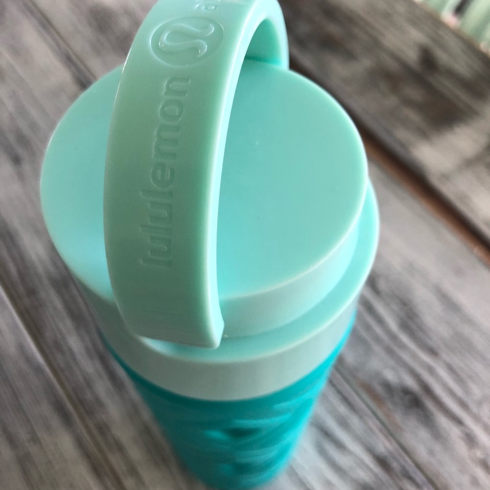 TURQUOISE lululemon athletically water bottle